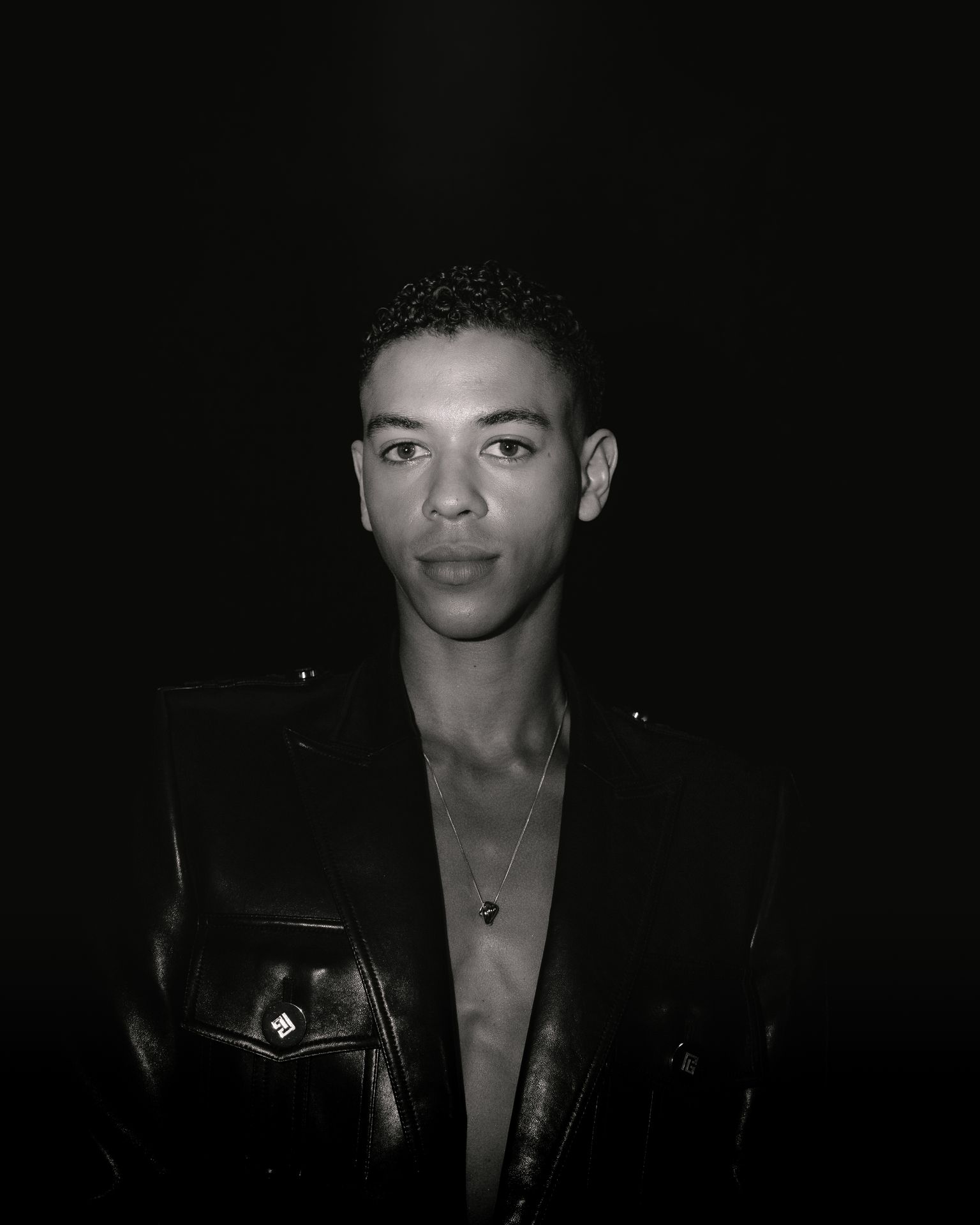 Photo éditoriale en noir et blanc avec contrastes d'ombres Portrait Guillaume Dion