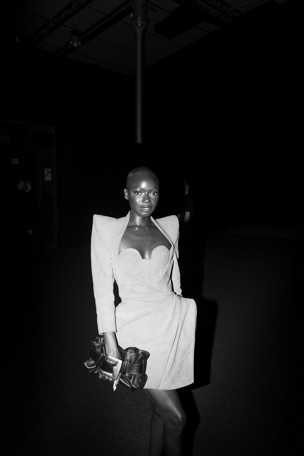 Mannequin femme – séance photo mode artistique avec ombres dramatiques Paris Balmain