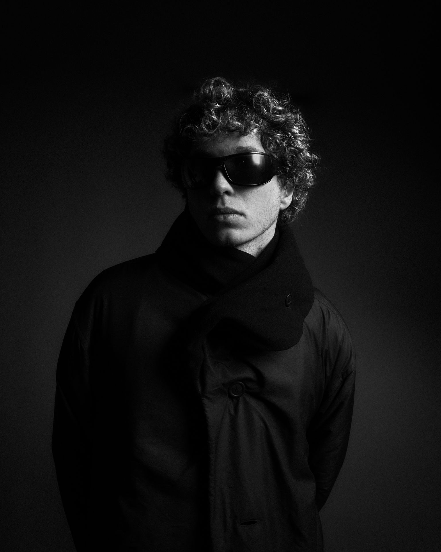 Photographe de mode Paris – shooting en studio avec jeux d'ombres