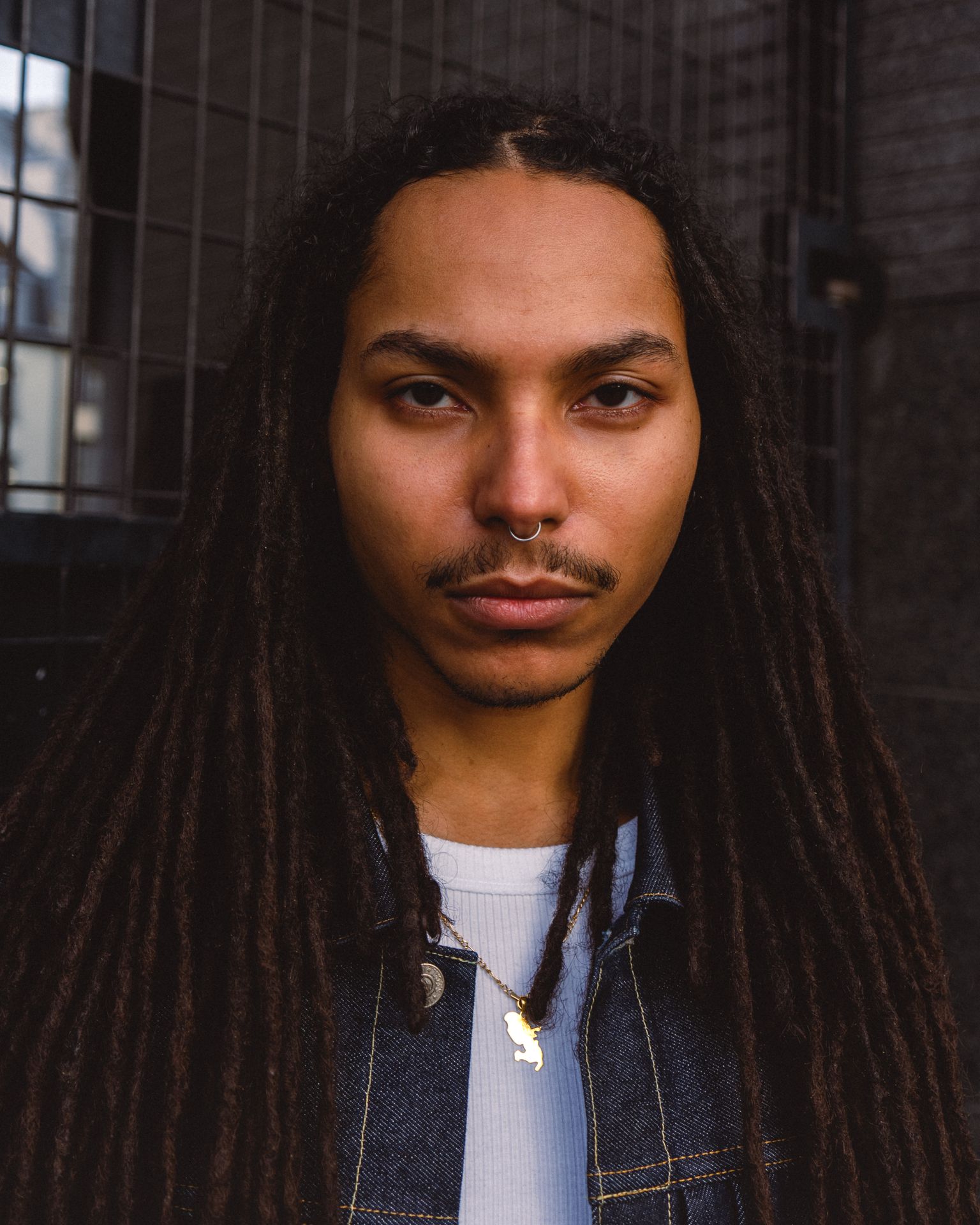 Shooting homme mode urbaine – lumière et ombre contrastée Paris