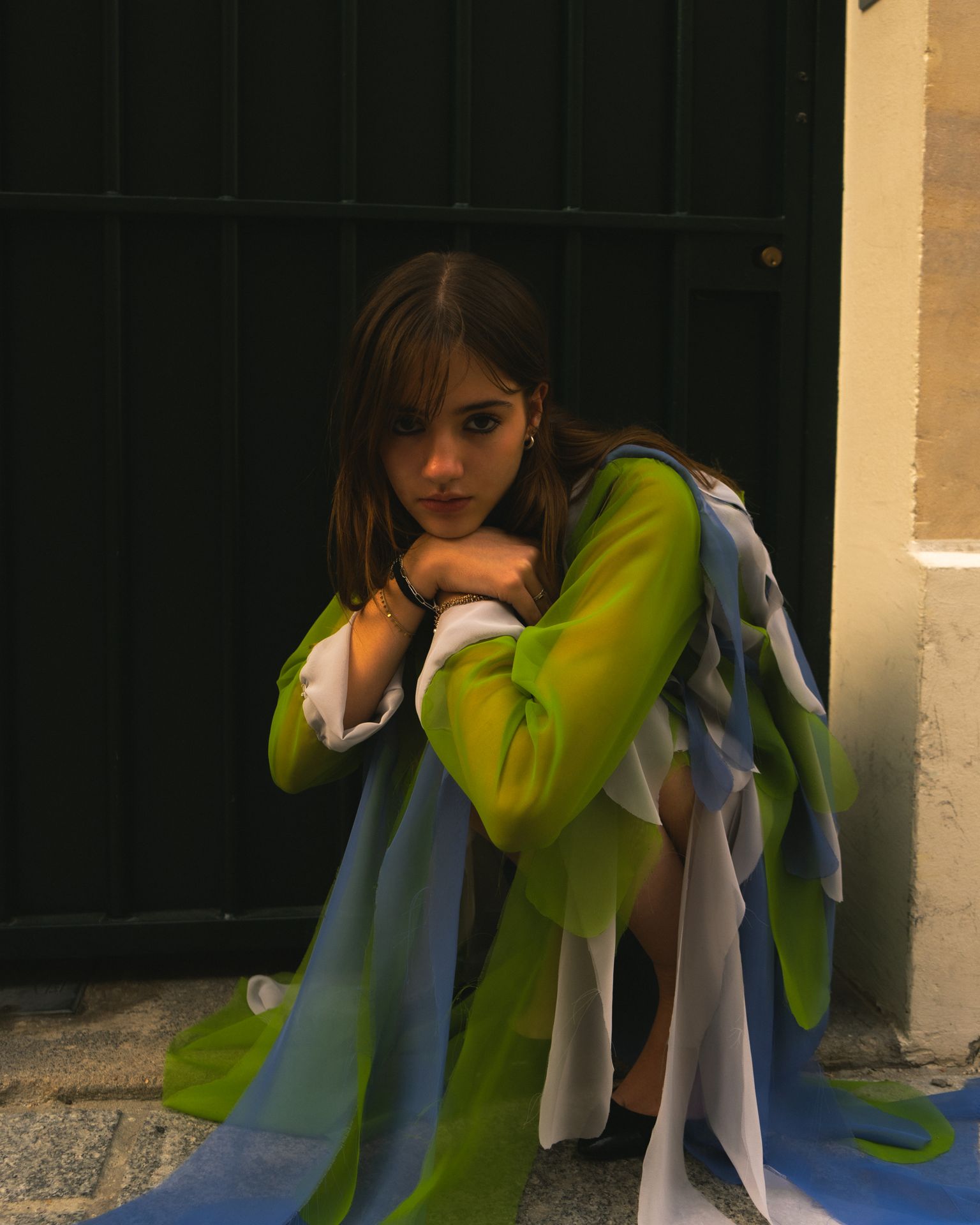 Photographe de mode à Paris – shooting créatif avec jeux d'ombres