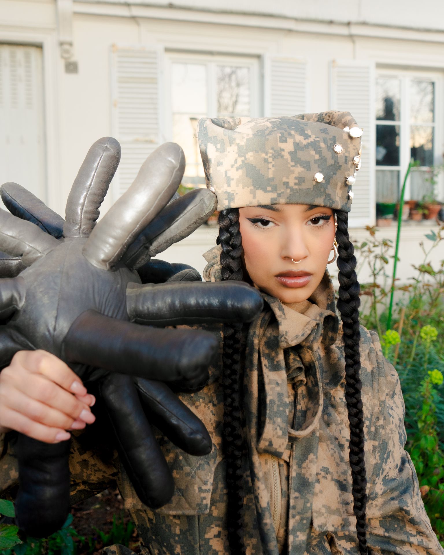 Photographe de mode à Paris – shooting créatif avec jeux d'ombres
